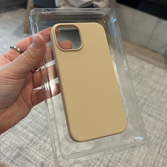iPhone 15/14/13 Silicon Phone Case Beige - Picture 2 of 2